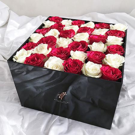 Красные и белые розы в черной коробке GlassBox Royal