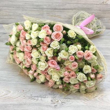Букет из 39 веточек кустовых роз "Личная радость"