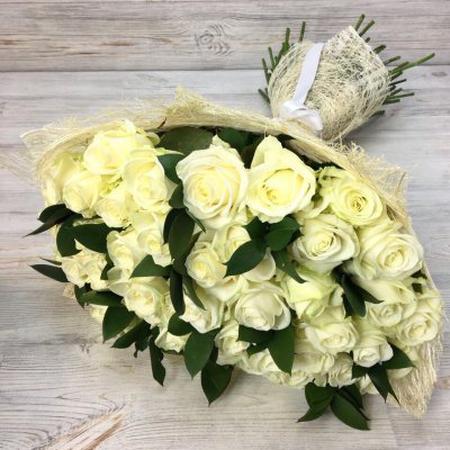Букет из 29 белых роз  (60 см) с зеленью