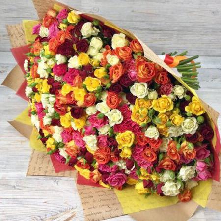 Букет из  101 кустовой розы 50 cv "В ярких цветах"