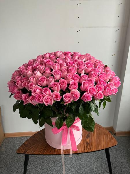Букет "Шляпная коробка из 101 розовой розы"