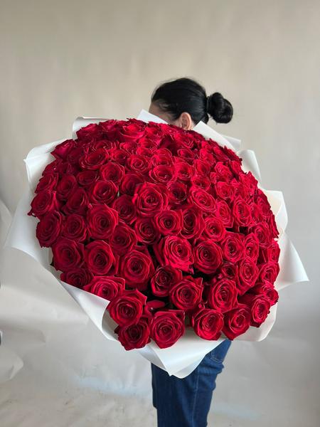 Букет 101 красная роза «Ред Наоми» 60 см